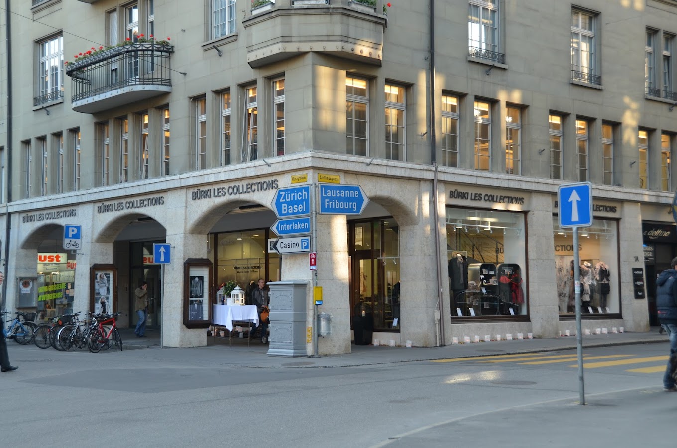 Modeberatung bei BÜRKI · Les Collections